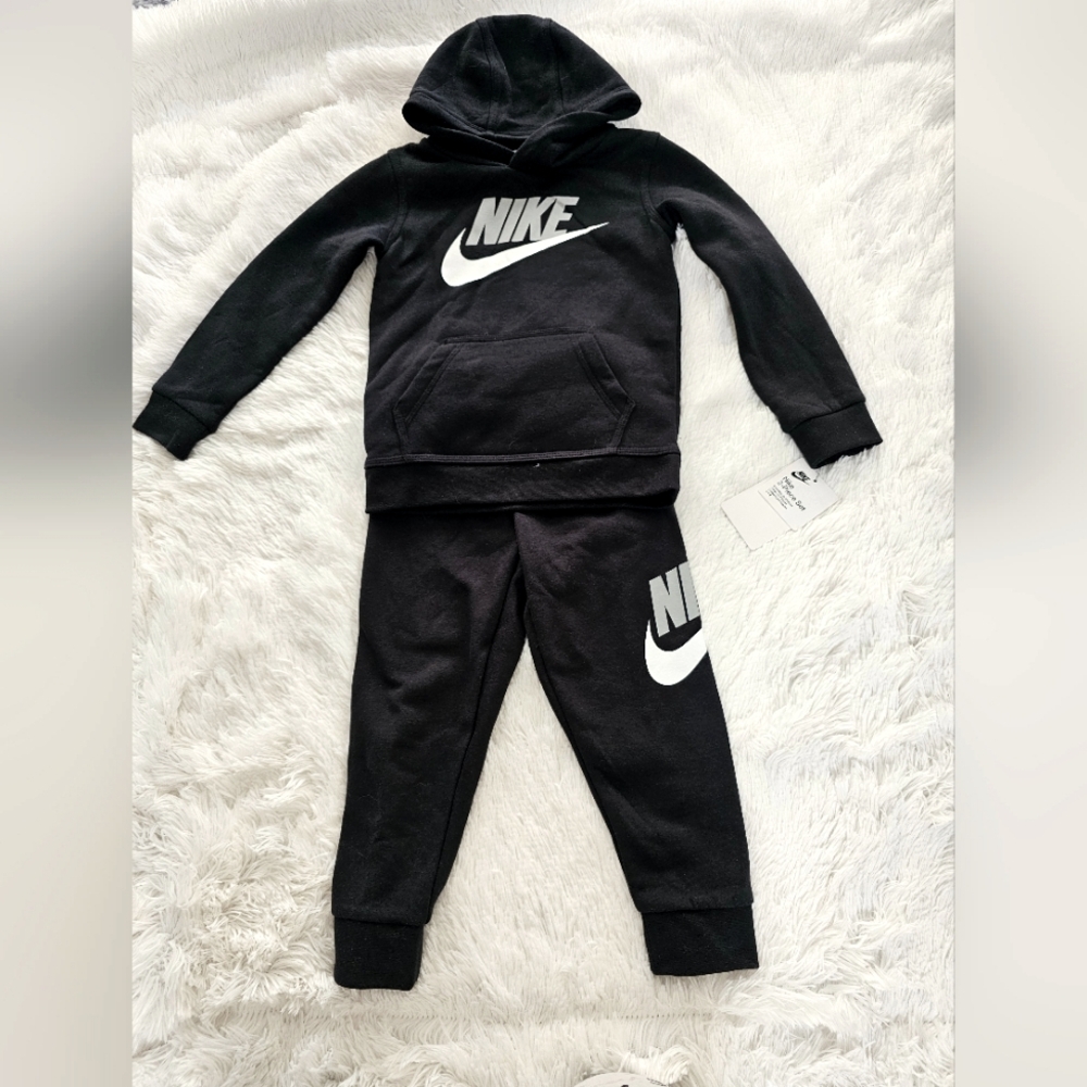 Nike 4T Boys Two Piece Set NEW